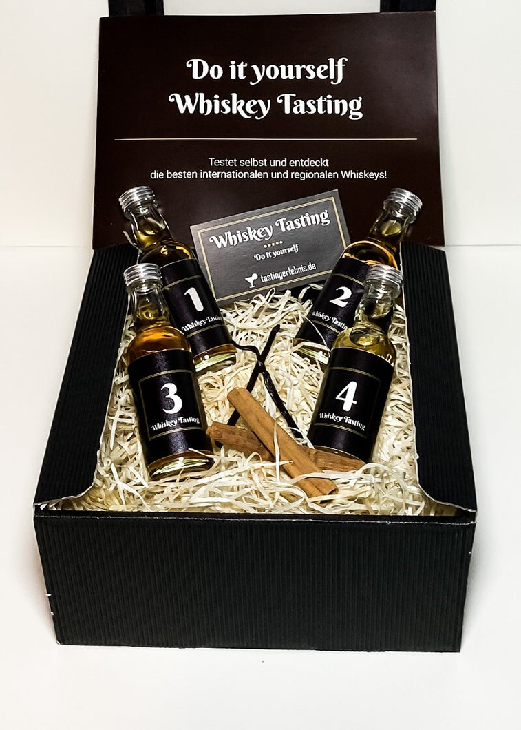 vier Whiskey Flaschen in schwarzem tasting Set