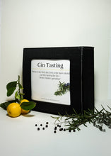 Laden Sie das Bild in den Galerie-Viewer, Schwarze Verpackung von einer Gin Tasting Box mit Gin und Tonic Water
